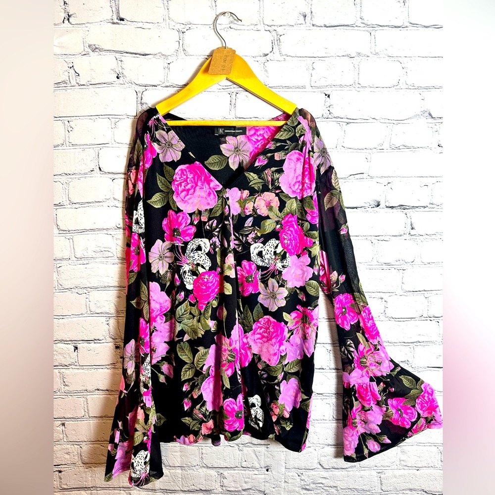 Floral International concepts blouse with bell bottom sleeves.